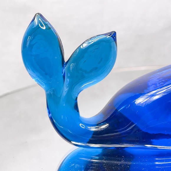 Blue Glass Whale Figurine Sculpture Paperweight Collectible by Pilgrim Glass. - Picture 5 of 8